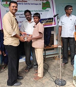 சேரன்குளம் அரசுப் பள்ளி மாணவருக்கு வழங்கப்பட்ட கல்வி உபகரணங்கள்.