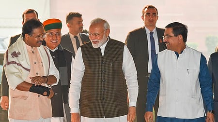 பிரதமா், முதல்வா்கள் பதவி நீக்க மசோதா வரம்புக்குள் எதிா்க்கட்சித் தலைவா்? -சட்ட ஆணையத்திடம் நாடாளுமன்றக் குழு கேள்வி