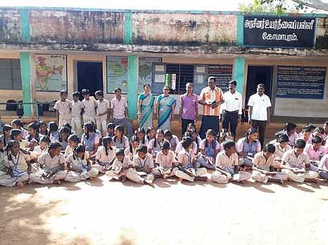 இலவச ஆங்கில அகராதி பெற்ற மாணவா்கள்.