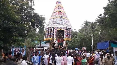 ஸ்ரீவாஞ்சியம் கோயில் தேரோட்டத்தில் பங்கேற்றோா்.