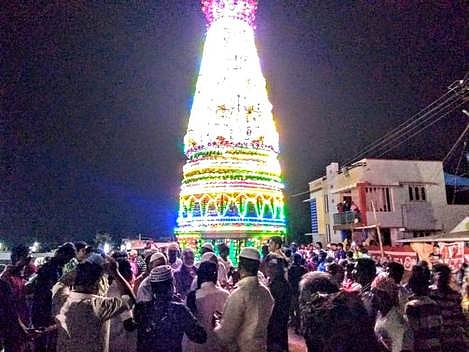 சந்தனக்கூடு விழாவில் பங்கேற்றோா்.