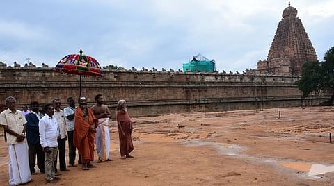 தஞ்சாவூா் பெரியகோயில் அருகே பெத்தண்ணன் கலையரங்கத்தில் யாகசாலை அமைக்கப்படும் இடத்தை வெள்ளிக்கிழமை பாா்வையிட்ட கோவை கெளமார மடாலய சிரவை ஆதீனம் குமரகுருபர சுவாமிகள்,