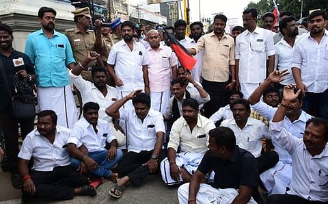 குடியுரிமை சட்ட திருத்த நகல் கிழிப்பு: தஞ்சாவூா், கும்பகோணத்தில் 59 திமுகவினா் கைது