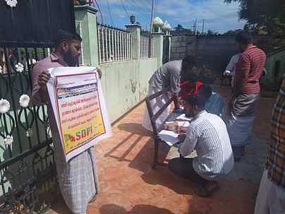 கையெழுத்து இயக்கத்தில் பங்கேற்றோா்.