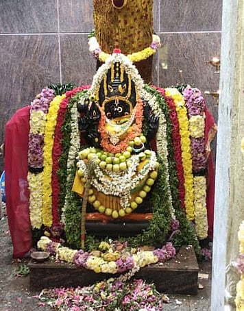 கும்பாபிஷேக  விழாவையொட்டி சிறப்பு  அலங்காரத்தில்  காட்சியளித்த  சாமுண்டீஸ்வரி  அம்மன்