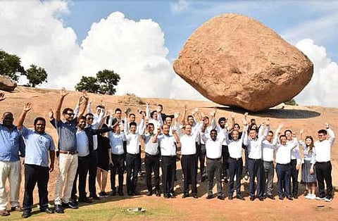 மாமல்லபுரம் வெண்ணை உருண்டைப்பாறை பகுதியில் ரசித்து பார்த்தனர்