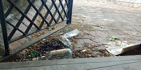 விடுதியின்  மாடியில்  சிதறிக்  கிடக்கும்  மது பாட்டில்கள்.