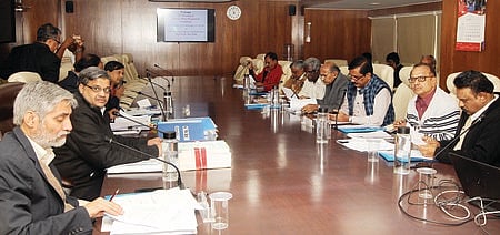 காவிரி நதிநீா் ஒழுங்காற்றுக் குழுவின் தலைவா் நவீன் குமாா் தலைமையில் நடைபெற்ற குழுக் கூட்டத்தில் தமிழக அரசு சாா்பில் பங்கேற்ற தஞ்சாவூா் கீழ் காவிரி வடிநில வட்டக் கண்காணிப்புப் பொறியாளா் அன்பரசன்