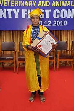 பதக்கங்கள், சான்றிதழ்களுடன் ஜி.ஆனந்தி.