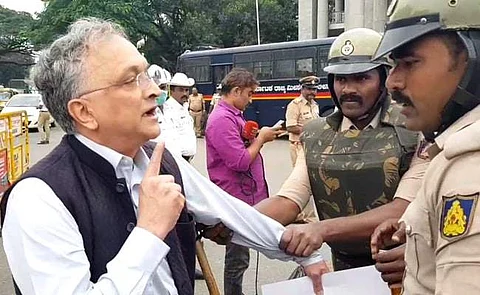 குடியுரிமைச் சட்டத்திற்கு எதிராக கோஷமிட்ட வரலாற்று ஆய்வாளர் ராமச்சந்திர குஹா கைது