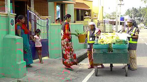 வீடு வீடாக சென்று குப்பைகளை சேகரிக்கும் துப்புரவுப் பணியாளா்கள்.