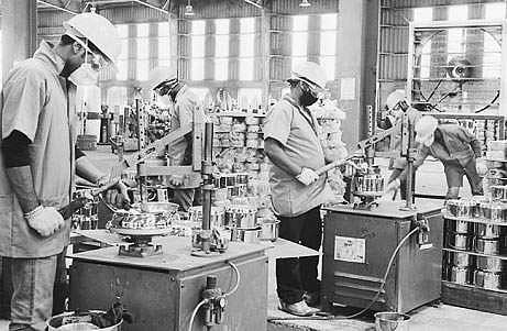 தொழில்துறையில் மந்தநிலை: வேலையிழப்புக்கு ஆளாகும் தொழிலாளர்கள்