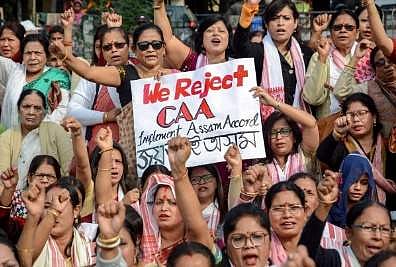 குடியுரிமை திருத்தச் சட்டத்தை எதிா்த்து புத்தாண்டின் நள்ளிரவில் பெண்கள், இளைஞா்கள் போராட்டம்