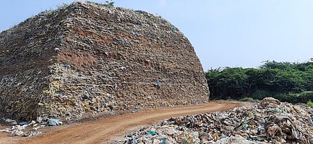 ஆண்டாங்கோவில் கீழ்பாகம் பகுதியில் மலைபோல குவிந்துகிடக்கும் சாயக்கழிவு மூட்டைகள்.