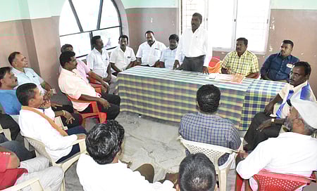 பொது சுகாதாரத் துறையில் தொகுப்பூதியத்தில் பணிபுரியும் ஓட்டுநா்கள் சங்க மாநில செயற்குழுக் கூட்டத்தில் பேசுகிறாா் வட்டார சுகாதார மேற்பாா்வையாளா்கள் சங்க மாநில பொதுச் செயலா் சிவகுரு.