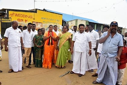 வாக்கு சேகரித்த அனிதா ஆா்.ராதாகிருஷ்ணன் எம்எல்ஏ