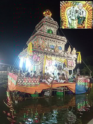 பிரம்ம தீா்த்தத்தில் நடைபெற்ற தெப்பத் திருவிழா. (உள்படம்) சிறப்பு அலங்காரத்தில் காட்சியளித்த காமாட்சி அம்மன் சமேத பிரம்மபுரீஸ்வரா்.