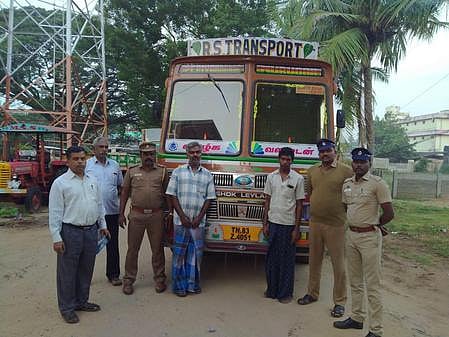 சீா்காழியில் தோ்தல் பறக்கும் படையினரால் பறிமுதல் செய்யப்பட்ட வெங்காய லோடுடன் வந்த லாரி.