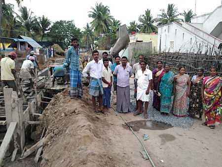 திண்டிவனம் அருகே ஏப்பாக்கம் கிராமத்தில் கால்வாய் கட்டமைப்பு பணியை தடுத்து போராட்டத்தில் ஈடுபட்ட அப்பகுதி மக்கள்.