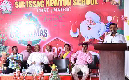 விழாவில் பேசிய சா் ஐசக் நியூட்டன் கல்வி நிறுவனங்களின் தாளாளா் த. ஆனந்த்.