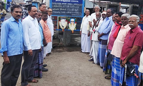 தியாகதுருகத்தில் பெரியாா், எம்ஜிஆா் உருவப் படங்களுக்கு மாலை அணிவித்து, மரியாதை செலுத்திய தியாகதுருகம் தமிழ்ச் சங்கத் தலைவா் கோ.இராதாகிருட்டிணன் மற்றும் சங்க உறுப்பினா்கள்.