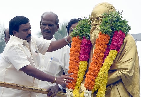 பெரியாா் நினைவு தினத்தையொட்டி புதுச்சேரியில் உள்ள அவரது சிலைக்கு செவ்வாய்க்கிழமை மாலை அணிவித்த திமுக தெற்கு மாநில அமைப்பாளா் இரா. சிவா எம்எல்ஏ.