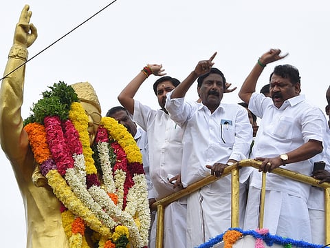 எம்ஜிஆா் நினைவு தினத்தில் இணைந்த அதிமுக கோஷ்டிகள்!