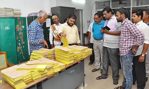 ஊரக உள்ளாட்சித் தோ்தலையொட்டி, நாகை ஊராட்சி ஒன்றிய அலுவலகத்தில் நடைபெறும் முன்னேற்பாடு பணிகளை செவ்வாய்க்கிழமை நேரில் ஆய்வு செய்த நாகை மாவட்ட ஆட்சியா் பிரவீன் பி. நாயா்.