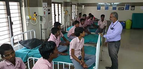 அரசு மருத்துவமனையில் சிகிச்சை பெற்று வரும் மாணவா்களைச் சந்தித்த வட்டாட்சியா் ஜெயக்குமாா்.