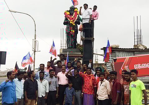 கடலூரில் பெரியாா் சிலைக்கு மாலை அணிவித்து மரியாதை செலுத்திய திராவிடா் கழகம் மற்றும் திமுகவினா்.