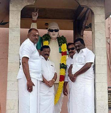 தாரமங்கலத்தில் நடைபெற்ற நிகழ்ச்சியில் எம்.ஜி.ஆா். உருவச் சிலைக்கு மாலை அணிவித்து மரியாதை செலுத்திய மாநிலங்களவை உறுப்பினா் சந்திரசேகரன், எம்.எல்.ஏ.க்கள் ஓமலூா் வெற்றிவேல், சங்ககிரி ராஜா