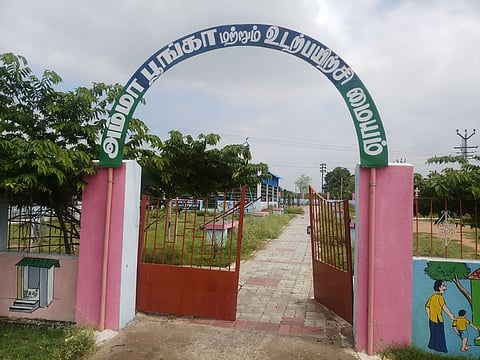 குள்ளப்புரத்தில் பராமரிப்பின்றி உள்ள அம்மா பூங்கா மற்றும் உடற்பயிற்சி மையம்.