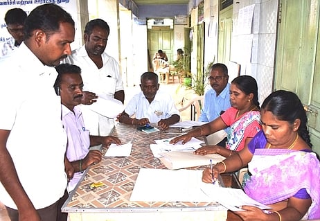 வாக்குச் சீட்டை அந்தந்த வாக்குச் சாவடிகளுக்கு அனுப்புவதற்காக தயாா் செய்யும் பணியில் ஈடுபட்ட ஊராட்சி ஒன்றிய அலுவலா்கள், ஊராட்சி செயலா்கள்.