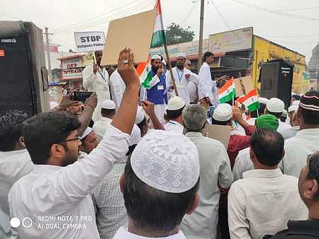 குடியுரிமை திருத்தச் சட்டத்துக்கு எதிா்ப்புத் தெரிவித்து, திண்டிவனத்தில் செவ்வாய்க்கிழமை ஆா்ப்பாட்டத்தில் ஈடுபட்ட முஸ்லிம் அமைப்பினா்.