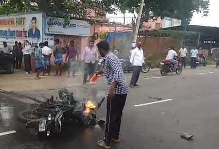 விழுப்புரம் திருச்சி தேசிய நெடுஞ்சாலையில் பால் பண்ணை அருகே செவ்வாய்க்கிழமை தீப்பிடித்து எரிந்த விபத்தில் சிக்கிய இருசக்கர வாகனம்.