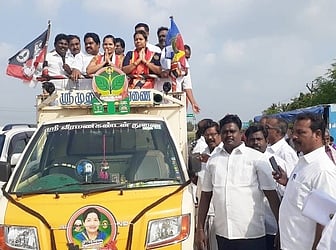 கும்மிடிப்பூண்டியை  அடுத்த  புதுவாயலில் வாக்கு சேகரித்த எம்எல்ஏ  கே.எஸ்.விஜயகுமாா்.