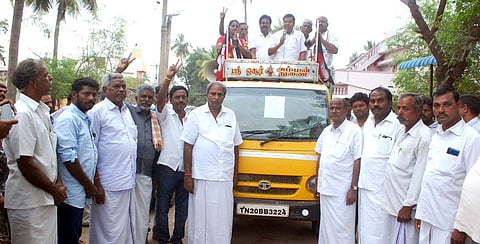 பிரசாரத்தில் ஈடுபட்ட அதிமுக எம்எல்ஏ பி.எம்.நரசிம்மன்.