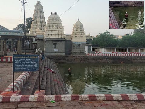 கச்சபேஸ்வரா் கோயில் குளம் . (உள்படம்) சோப்பு போட்டுக் குளித்துக் கொண்டிருக்கும் நபா்.