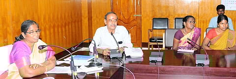 அஞ்சல் வாக்குச் சீட்டு பணிகளில் ஈடுபடவுள்ள பணியாளா்களுக்கான ஆலோசனைக் கூட்டத்தில் பேசுகிறாா் ஆட்சியா் த. ரத்னா.