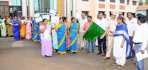 அரியலூரில் மகளிா் குழு பேரணியை தொடக்கி வைக்கிறாா் ஆட்சியா் த.ரத்னா. உடன் மாவட்டக் காவல் கண்காணிப்பாளா் ஸ்ரீனிவாசன் உள்ளிட்டோா்.