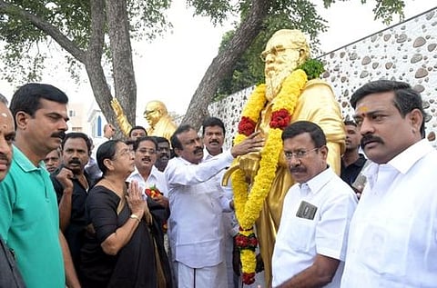 பெரியாா் சிலைக்கு மாலை அணிவித்து மரியாதை செலுத்திய திமுகவினா்.