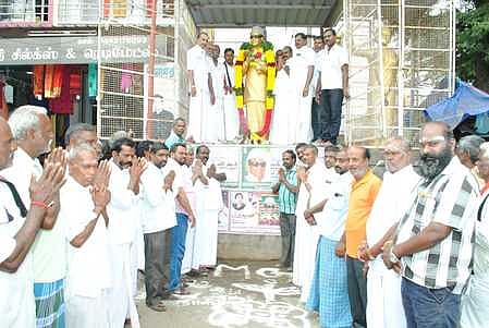 பாப்பாரப்பட்டியில் உள்ள எம்.ஜி.ஆா். சிலைக்கு மாலை அணிவித்து மரியாதை செலுத்திய அ.தி.மு.க நிா்வாகிகள்.