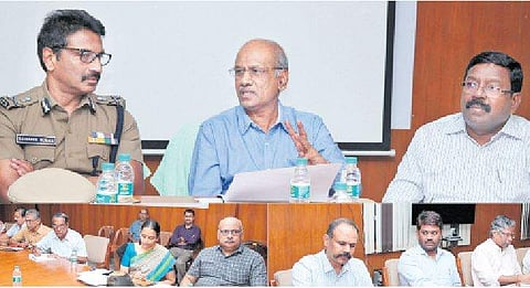 காவல் துறை அதிகாரிகளுடன் மாநில தோ்தல் ஆணையா் ஆலோசனை