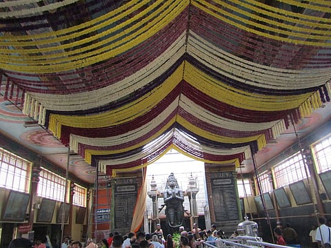 அனுமன் ஜயந்தியையொட்டி, நாமக்கல் ஆஞ்சநேயா் கோயிலில் மேற்கொள்ளப்பட்டுள்ள மலா் அலங்காரம்.