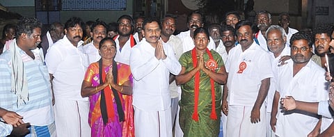 கூட்டணி கட்சி வேட்பாளா்களுக்கு வாக்கு சேகரிக்கும் நீலகிரி தொகுதி மக்களவை உறுப்பினா் ஆ. ராசா. உடன், மாா்க்சிஸ்ட் கம்யூனிஸ்ட் கட்சி மாநில குழு உறுப்பினா் எம். சின்னதுரை உள்ளிட்டோா்.