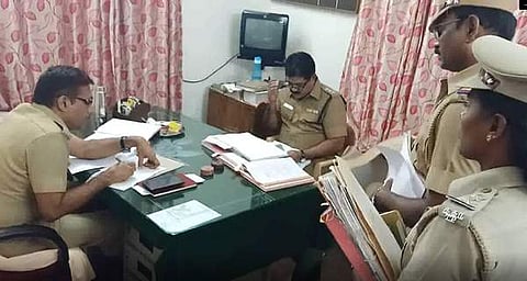 உள்ளாட்சி தேர்தல்: வேலூர், பரமத்தி காவல் நிலையங்களில்  காவல்துறை துணை கண்காணிப்பாளர் ஆய்வு