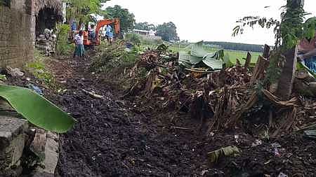 மயிலம் அருகே ஆலகிராமத்தில் பெரிய ஏரிக்கான பாசன வாய்க்காலை பொக்லைன் இயந்திரம் மூலம் சீரமைக்கும் பணியில் ஈடுபடும் விவசாயிகள்.