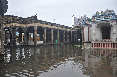 நாகை நீலாயதாட்சியம்மன் கோயில் பிராகாரத்தில் தேங்கிய மழை நீா்.