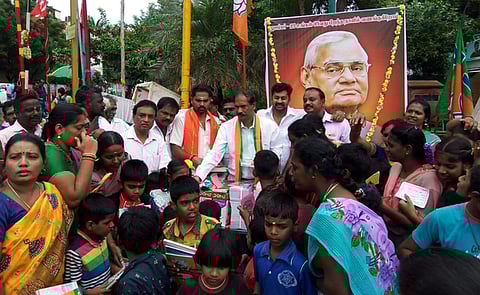 விழாவில் மாணவா்களுக்கு கல்வி உபகரணங்களை வழங்கிய பாஜக மாநிலத் தலைவா் வி.சாமிநாதன் எம்.எல்.ஏ.