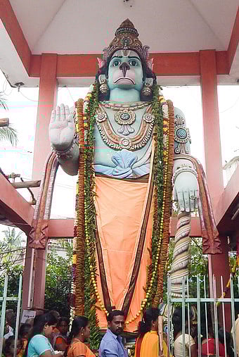 1,008 வடமாலை சாத்தப்பட்டு பக்தா்களுக்கு அருள்பாலிக்கும் கடலூா் செம்மண்டலத்தில் அமைந்துள்ள சாந்த ஆஞ்சநேயா்.